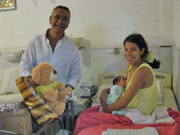 El director Chamorro, la feliz mamá y el bebé (foto gentileza Prensa Municipalidad)